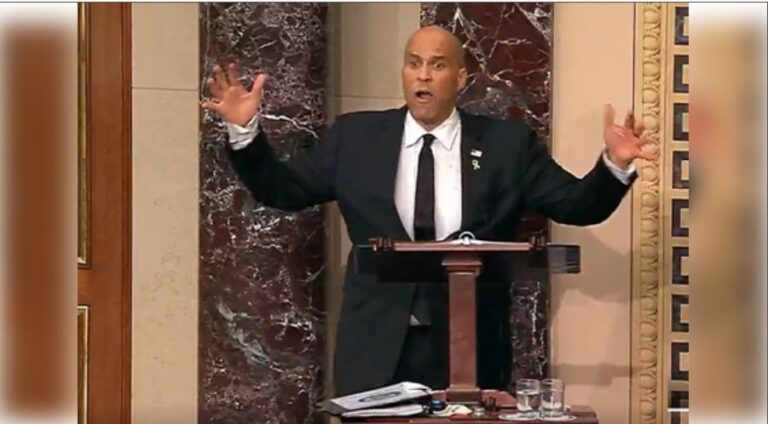 अमेरिकी सीनेटर ने नॉन-स्टॉप भाषण देकर बनाया नया रिकॉर्ड, संसद में 25 घंटे से भी ज्यादा बोले डेमोक्रेट कोरी बुकर