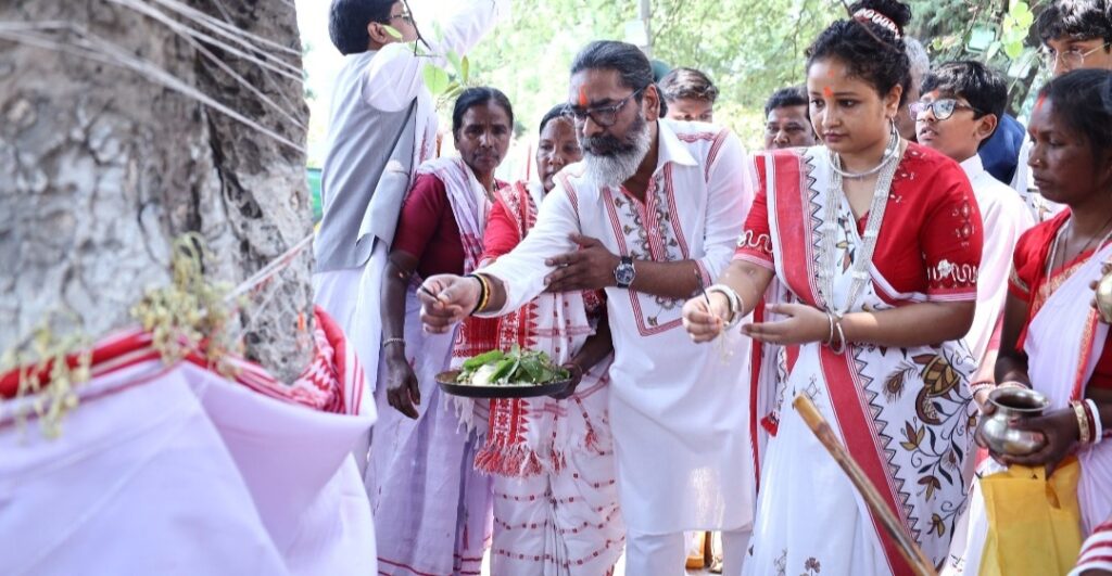 प्रदर्शन के बीच हेमंत सोरेन और कल्पना सोरेन ने सिरमटोली सरना स्थल में की सरहुल पूजा