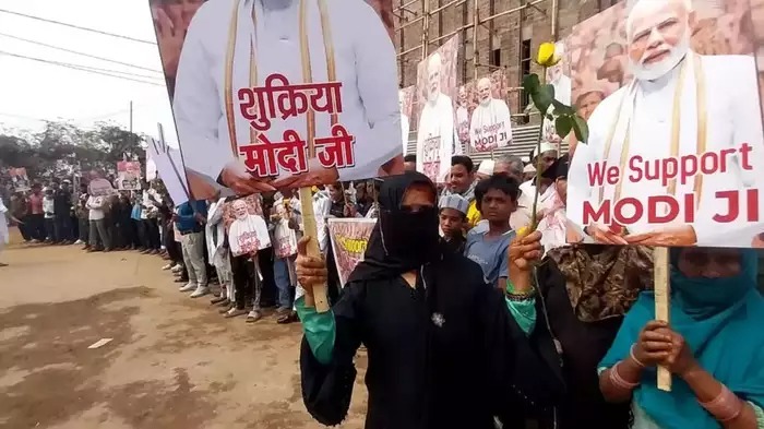 भोपाल में वक्फ बिल के समर्थन में सड़कों पर उतरीं बुर्का पहनीं महिलाएं, ढोल नगाड़े बजाकर किया शुक्रिया