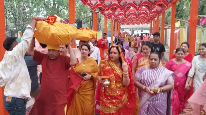 रांची एसएसपी चंदन सिन्हा की आईएएस पत्नी कंचन सिंह ने किया चैती छठ