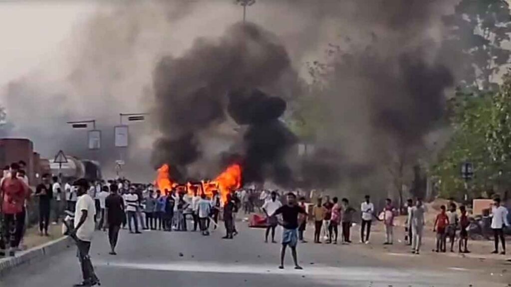 वक्फ कानून के खिलाफ बंगाल के मुर्शिदाबाद में भड़की हिंसा, तीन लोगों की मौत