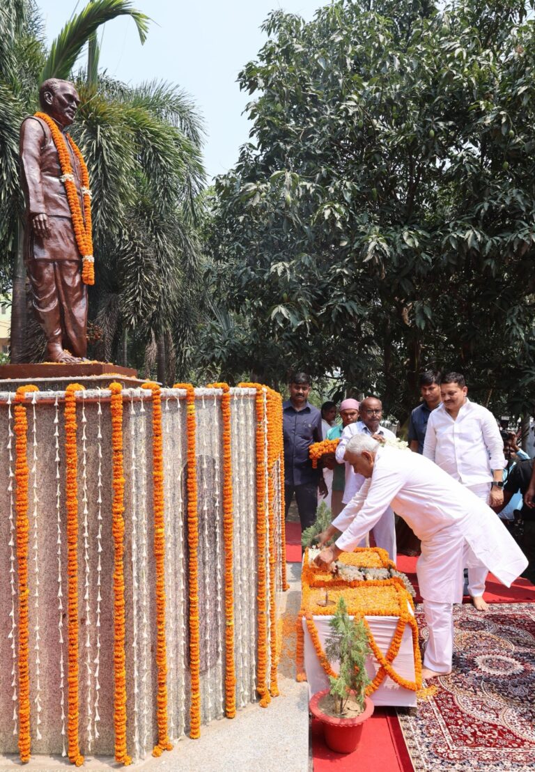 नीतीश कुमार ने पूर्व प्रधानमंत्री चन्द्रशेखर को दी श्रद्धांजलि
