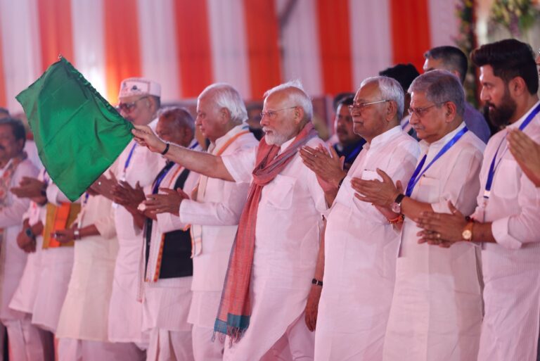 ाीएम मोदी ने पंचायती राज स्थापना दिवस पर 13 हजार करोड़ से अधिक की परियोजनाओं का दिया तोहफा, कहा- विकसित भारत के लिए बिहार का विकास जरूरी