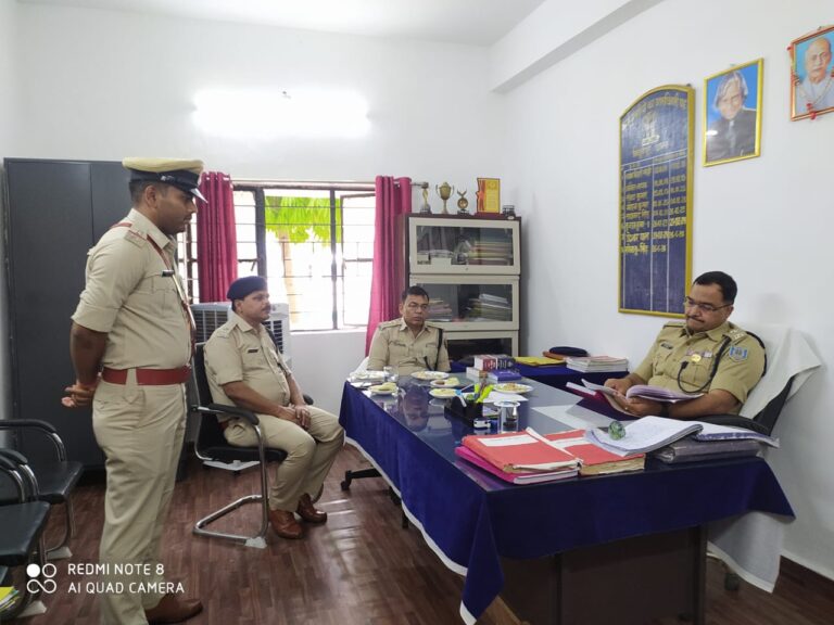 गुमला के एसपी शंभू कुमार सिंह ने किया बिशुनपुर व गुरदारी थाना का निरीक्षण, झांगुर गुट की गिरफ्तारी के लिए अभियान चलाने का दिया निर्देश