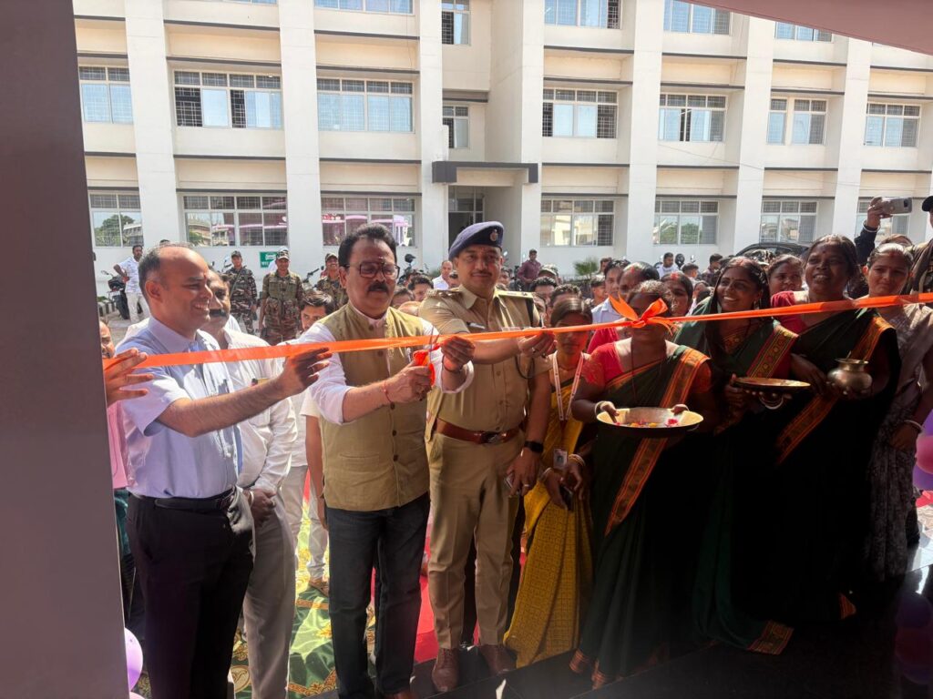 गुमला समाहरणालय परिसर में हाट और स्टेशनरी दुकान का सांसद सुखदेव भगत ने किया उद्घाटन