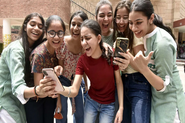 CBSE 12वीं बोर्ड परीक्षा परिणाम घोषित: 88.39% छात्र हुए पास, बीते साल से बेहतर प्रदर्शन