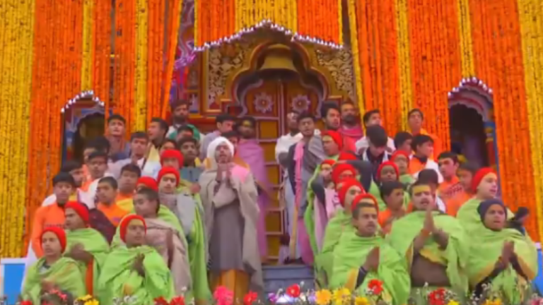 बद्रीनाथ मंदिर के खुले कपाट, 15 टन रंग-बिरंगे फूलों से सजा धाम, चारधाम यात्रा पूर्ण रूप से शुरू