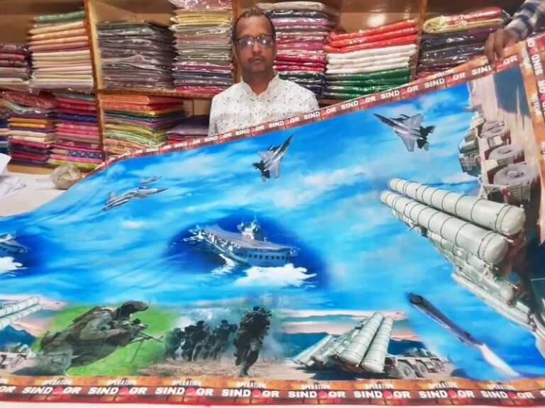 बनारसी साड़ियों पर ऑपरेशन सिंदूर की झलक, S-400 से लेकर ब्रह्मोस तक का छाप