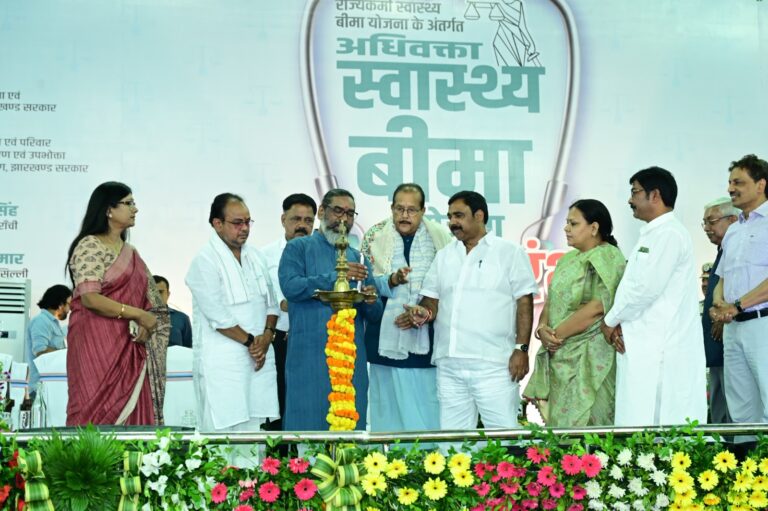 अधिवक्ताओं को हेमंत सोरेन ने दिया स्वास्थ्य बीमा का तोहफा, कहा- झारखंड में एक बेहतरीन लॉ यूनिवर्सिटी स्थापित होगी