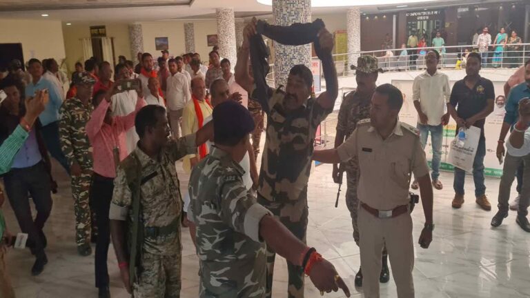 नशे में धूत्त जवान ने किया हंगामा,गिरिडीह समाहरणालय में अफरा-तफरी