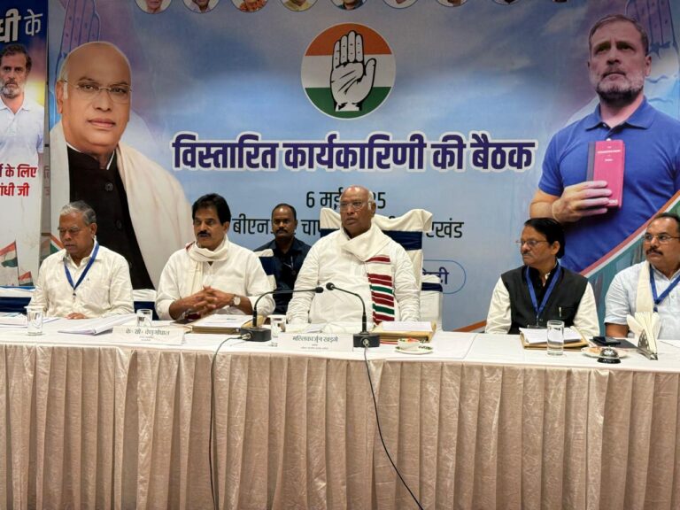संगठन की मजबूती के बारे में भी सोचें सांसद, मंत्री और विधायक : खरगे