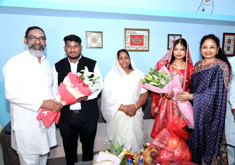 हेमंत सोरेन और कल्पना सोरेन ने पूर्व मंत्री के नवविवाहित बेटे-बहू को दिया आशीर्वाद