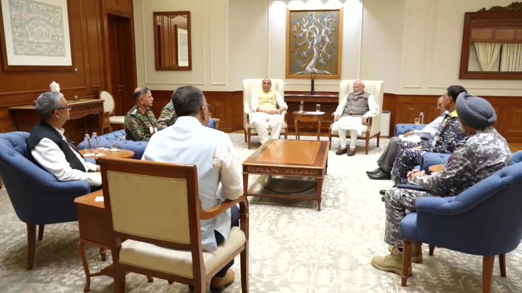 पाकिस्तान से तनाव के बीच पीएम मोदी के आवास पर बड़ी बैठक, तीनों पूर्व सेना प्रमुखों के साथ लंबी चर्चा