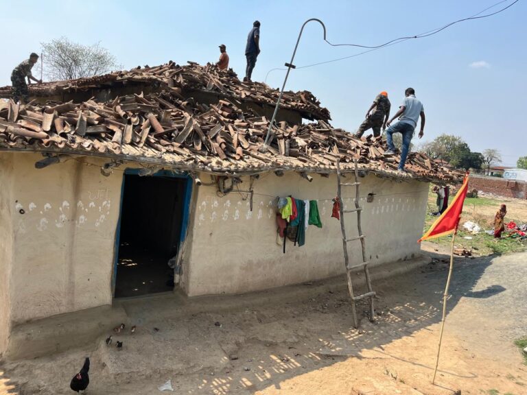 लातेहार में कुख्यात अपराधी राहुल सिंह के घर में पुलिस ने की कुर्की जब्ती