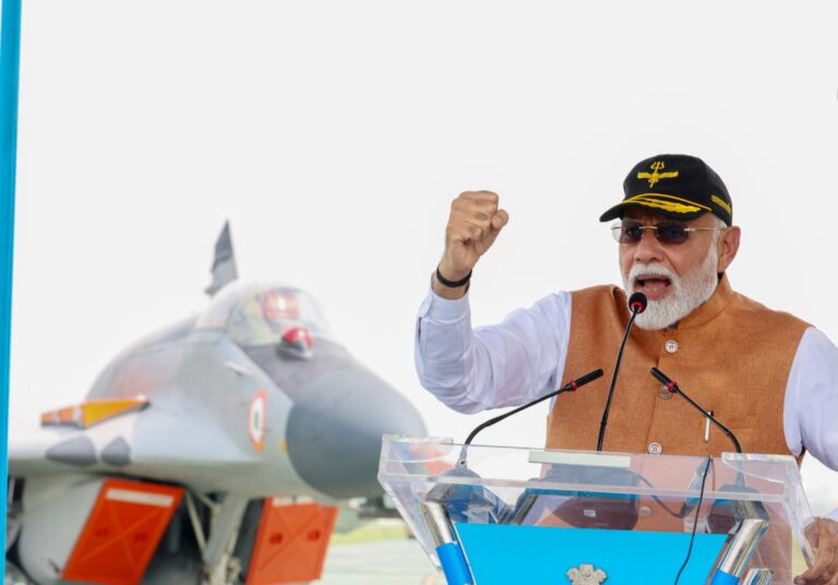 दुस्साहस किया तो पाकिस्तान को मिट्टी में मिला देंगे, आदमपुर वायु सेना स्टेशन पहुंचे मोदी ने कहा- दुनिया भर में आॅपरेशन सिंदूर की गुंज