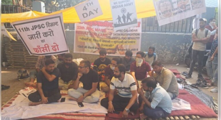 रांची में ‘रिजल्ट जारी करो या फांसी दो’ के नारे के साथ छात्रों ने जेपीएससी कार्यालय घेरा