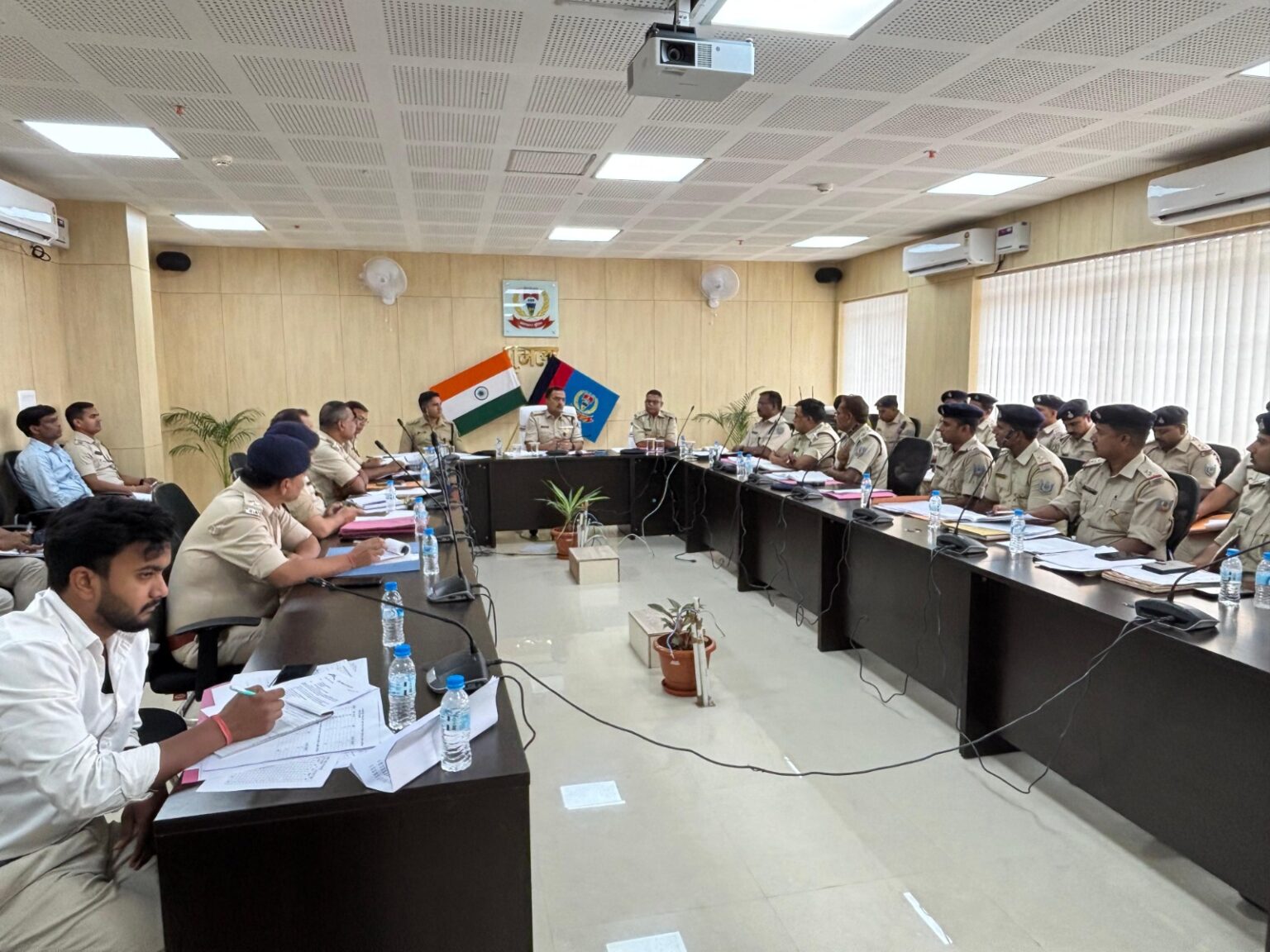 प्रतिदिन 09.00 से 12.00 बजे तक जनता की समस्यायें सुनें सभी थाना प्रभारी, गुमला एसपी शंभू सिंह ने क्राइम मीटिंग में दिया निर्देश