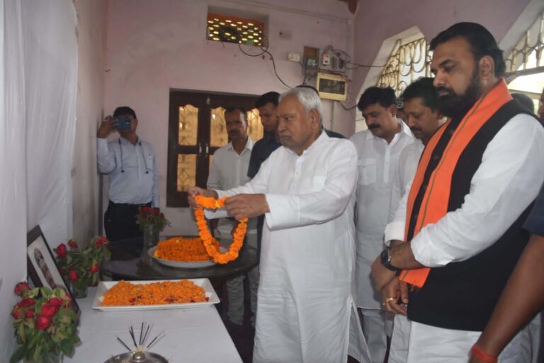 शहीद मोहम्मद इम्तियाज के परिजन को मुख्यमंत्री नीतीश कुमार ने दिया 50 लाख रुपये