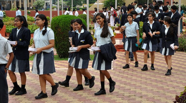 निजी स्कूलों को फीस समिति और पीटीए की सूचना बोर्ड पर लगाने का निर्देश