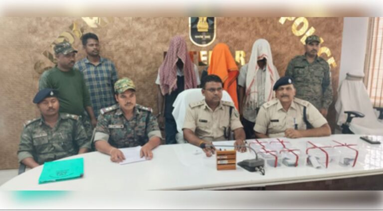 लातेहार के हड़गड़वा जंगल से तीन मोस्ट वांटेड नक्सली गिरफ्तार