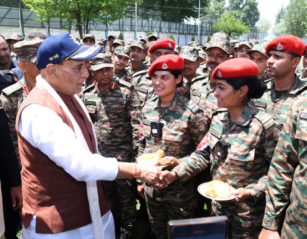 रक्षा मंत्री राजनाथ सिंह ने पाकिस्तान को फिर दी चेतावनी, कहा- आतंकवादी संगठनों को पनाह देना बंद करे