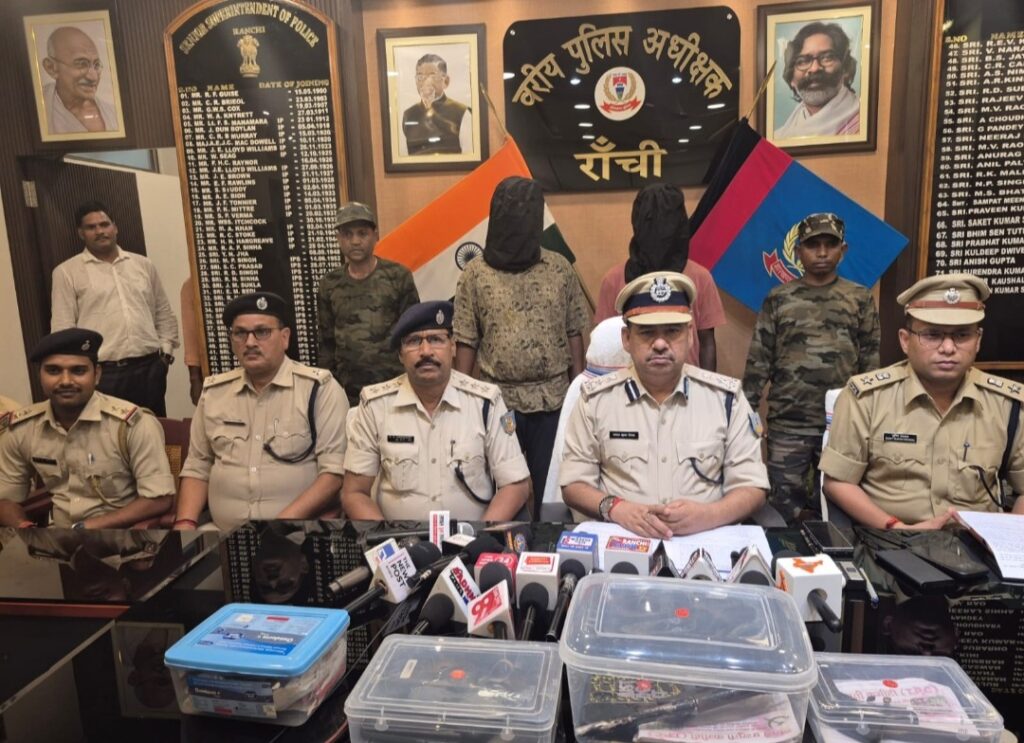 रांची के बुढ़मू में टीएसपीसी कमांडर दिवाकर गंझू सहित दो उग्रवादी गिरफ्तार, हथियार समेत कई सामान बरामद