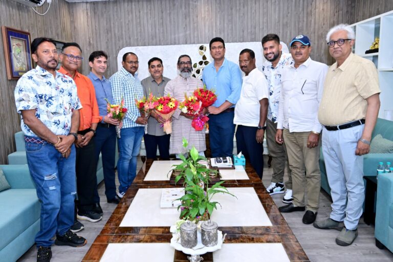 हेमंत सोरेन से मिला जेएससीए के नवनिर्वाचित अध्यक्ष और पदाधिकारी, सीएम बोले-नई टीम पूरी ऊर्जा के साथ झारखंड में क्रिकेट को नई ऊंचाई ले जाएंगे