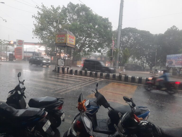 रांची में बारिश से गर्मी से राहत, सड़क और गलियां हुईं जलमग्न