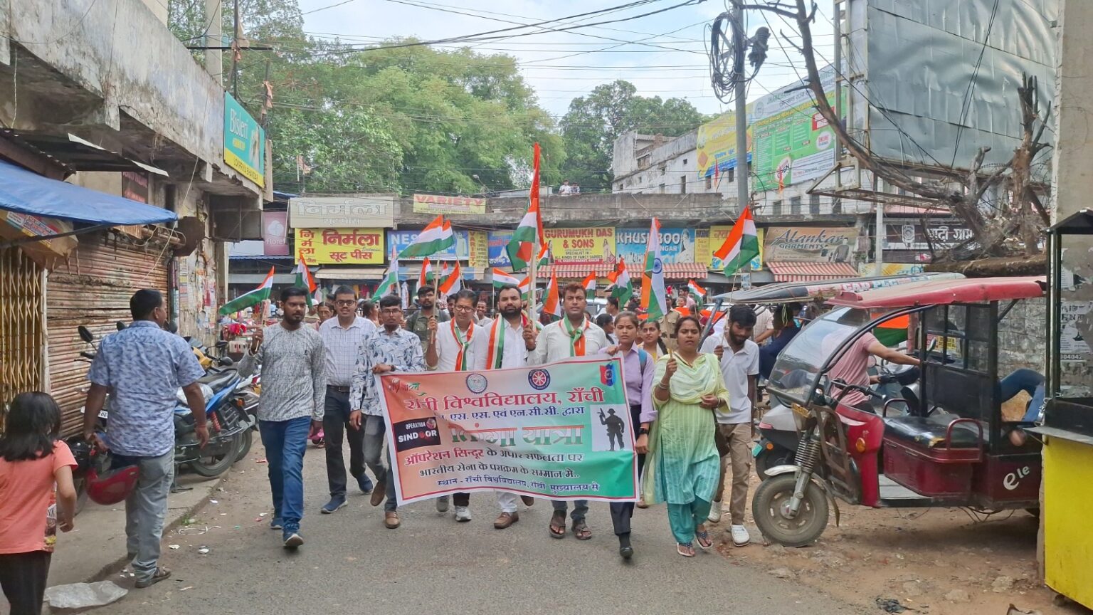 सेना के सम्मान में रांची विश्वविद्यालय ने निकाली तिरंगा यात्रा