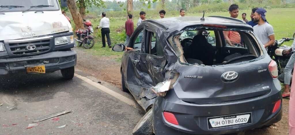 चंदवा : कार और मालवाहक वाहन की सीधी भिड़ंत में तीन की मौत और तीन घायल,पलामू से रांची आ रहे एक ही परिवार के छह लोग