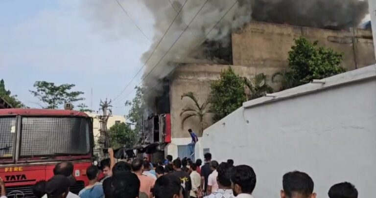 कोकर इंडस्ट्रियल एरिया में फर्नीचर दुकान में लगी आग, लाखों का नुकसान