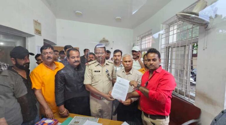 आजसू नेता लोबिन चन्द्र महतो के खिलाफ क्षत्रिय समाज ने कोतवाली थाना में मामला दर्ज करवाया