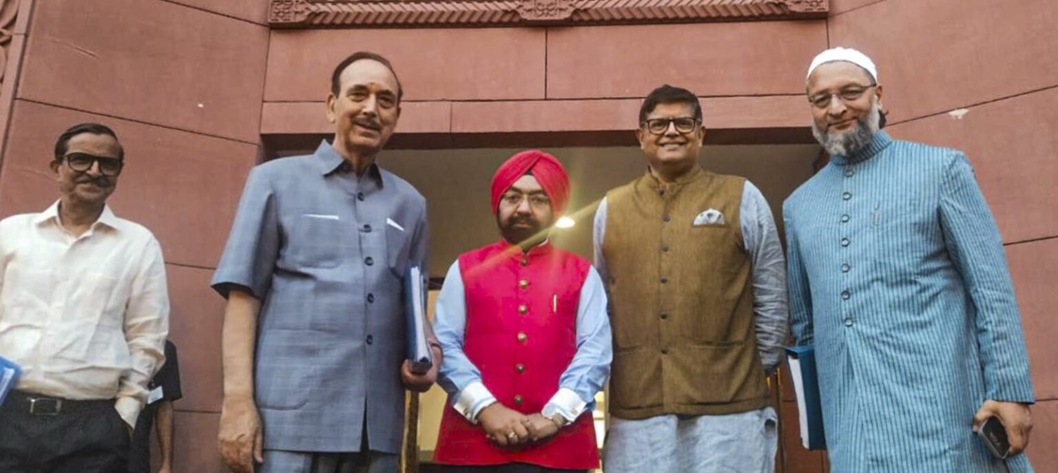 ओवैसी ने बहरीन में खोली पाक की पोल, कहा- निर्दोष को मारना पूरी मानवता को मारने के समान