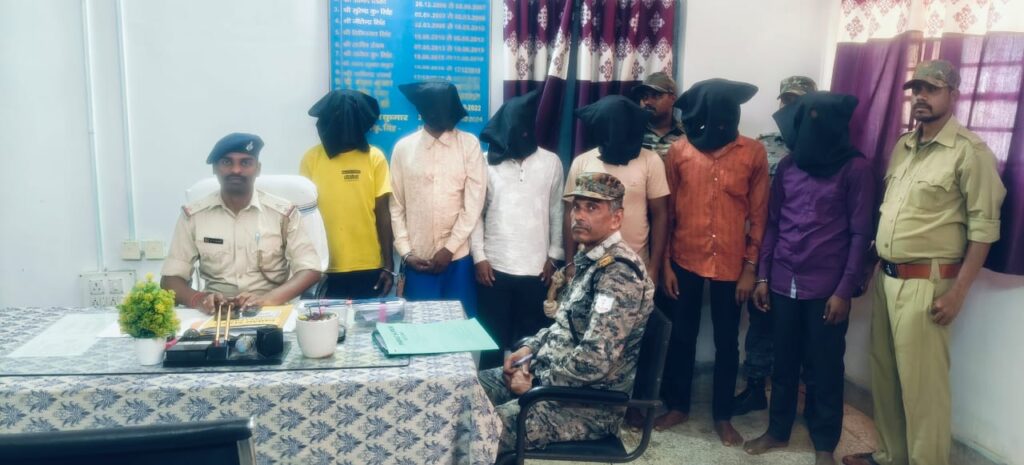 गुमला के रायडीह में बिजली के तार के साथ छह चोर गिरफ्तार