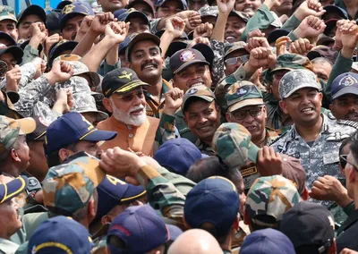 प्रधानमंत्री मोदी आदमपुर वायु सेना केंद्र पहुंचे, जवानों से बातचीत की