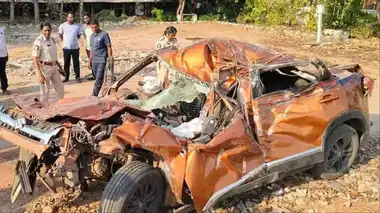 तेज रफ्तार कार दुकान में घुसी, पांच मेडिकल छात्रों समेत 6 लोगों की मौत