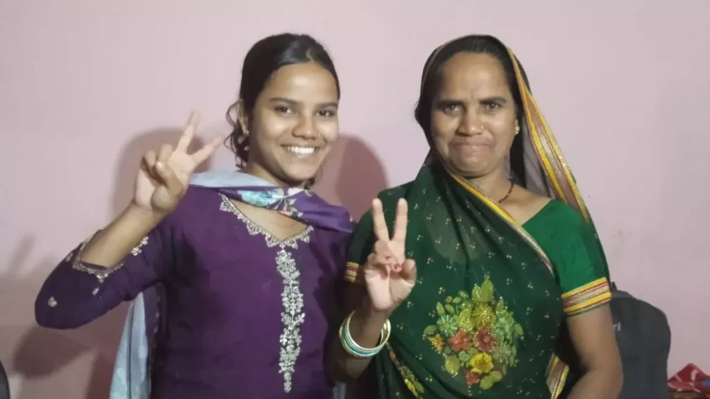 मां ने सब्जी बेचकर पढ़ाया, विज्ञान में बेटी ने 12वीं में कर दिया कमाल