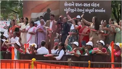 वडोदरा में पीएम मोदी का रोड शो, कर्नल सोफिया कुरैशी के परिवार ने की पुष्पवर्षा; भाई-बहन ने कही यह बात