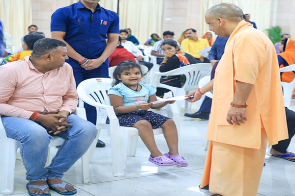 ‘स्कूल जाना चाहती हूं, आप मेरा एडमिशन करवा दीजिए’, सीएम योगी का बच्ची संग बातचीत का वीडियो वायरल