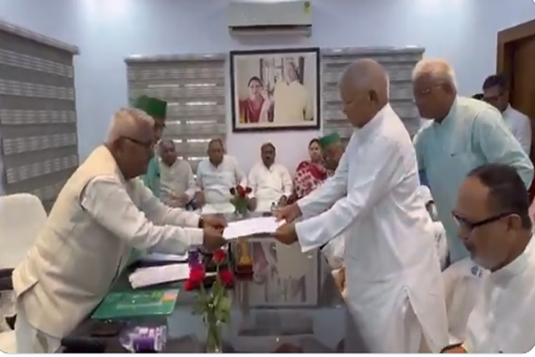 बिहार : लालू यादव ने राजद के राष्ट्रीय अध्यक्ष पद के लिए नामांकन भरा, फिर से अध्यक्ष बनना तय