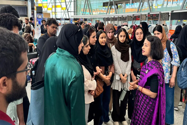 भारतीयों को लेकर दिल्ली पहुंचा विमान, लौटे छात्र बोले ‘वहां स्थिति बेहद खराब’