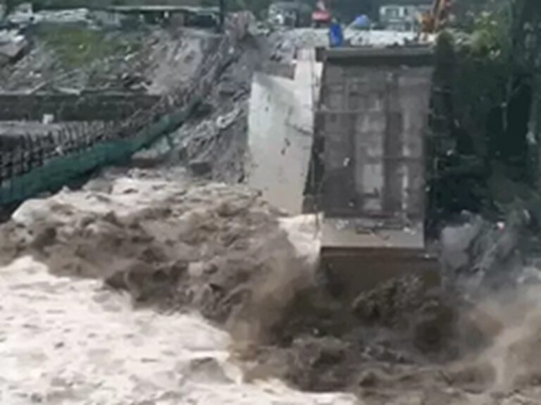 सिक्किम में सेना के कैंप पर लैंडस्लाइड से 3 जवान शहीद, 6 लापता