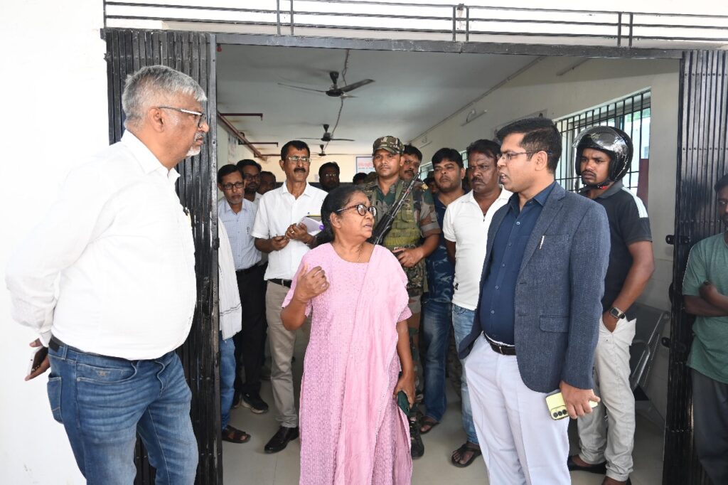 लोहरदगा उपायुक्त डॉ. ताराचंद ने सदर अस्पताल का किया औचक निरीक्षण, दिये सख्त निर्देश