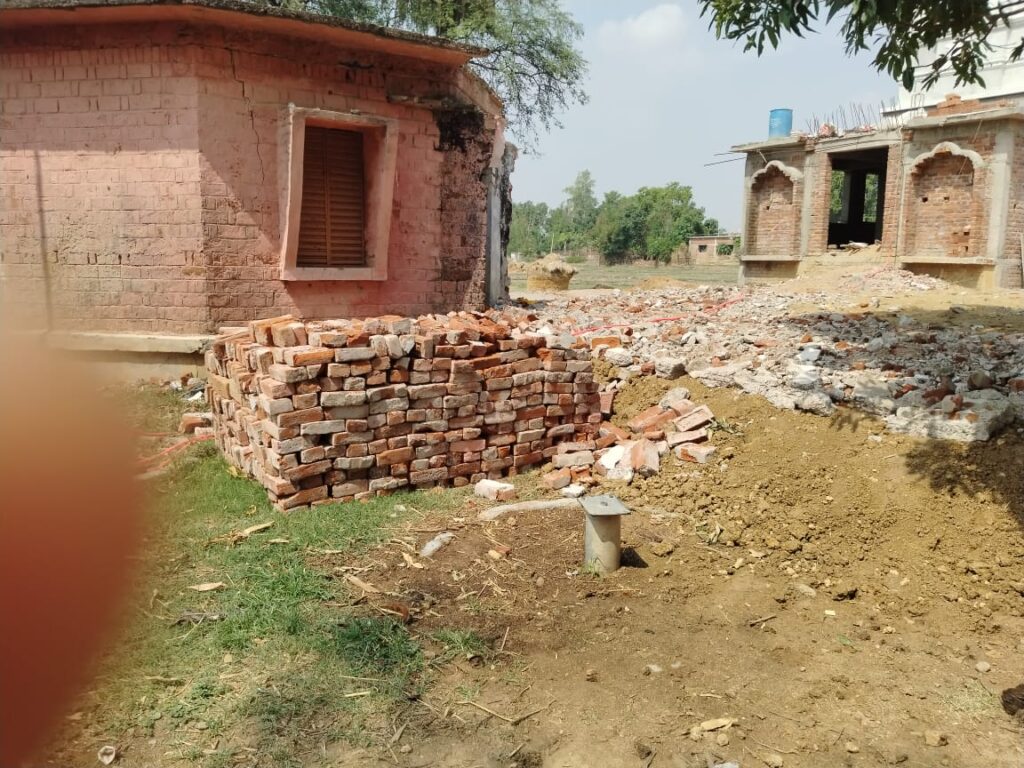 चतरा के इटखोरी में बाप-दादा ने सरकारी स्कूल के लिए दी जमीन, वंशज ने किया जमींदोज
