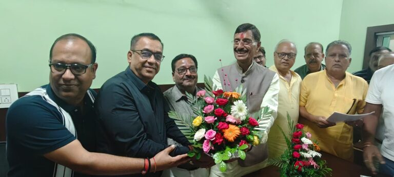 व्यापारियों की समस्या को लेकर रामगढ़ चेंबर ने सौंपा रक्षा राज्य मंत्री संजय सेठ को ज्ञापन