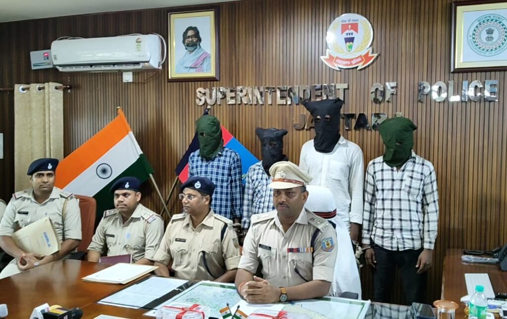 जामताड़ा में चार अपराधी गिरफ्तार, पुलिस ने दो बड़ी लूटपाट का किया उद्भेदन