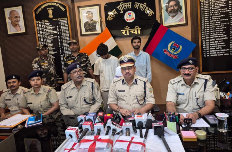 रांची के धुर्वा में बुजुर्ग से ठगी करने वाले दो साइबर अपराधी गिरफ्तार, पौने तीन लाख रुपये बरामद