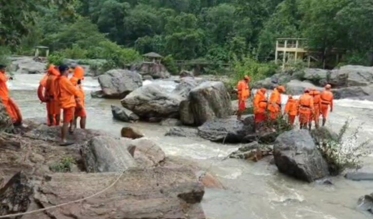 जोन्हा फॉल में बहे डीपीएस टीचर की तलाश में जुटी एनडीआरएफ टीम