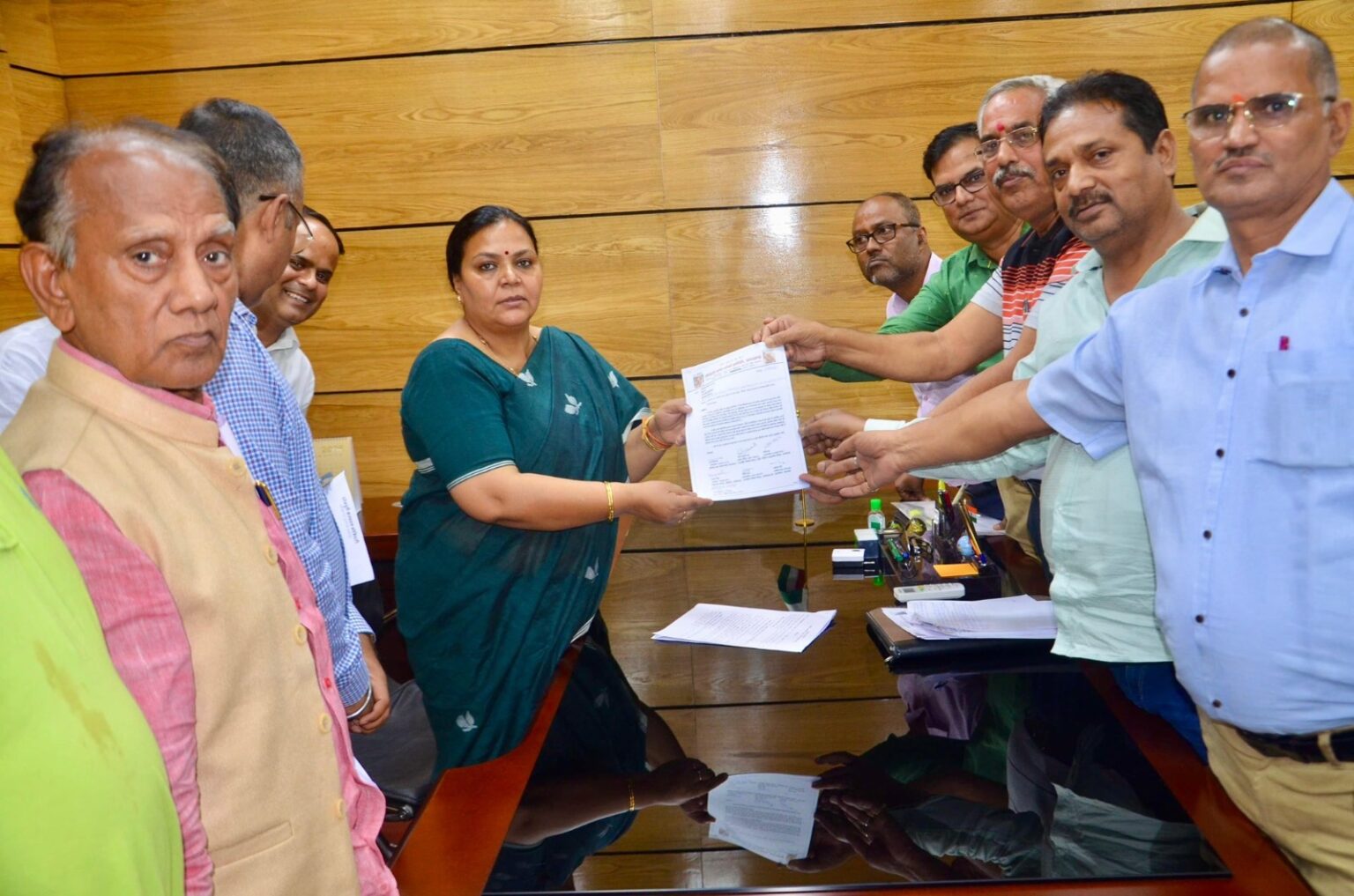 झारखंड की नियोजन नीति में मगही, भोजपुरी और मैथिली को शामिल करने की मांग को लेकर मंत्री से मिला प्रतिनिधिमंडल