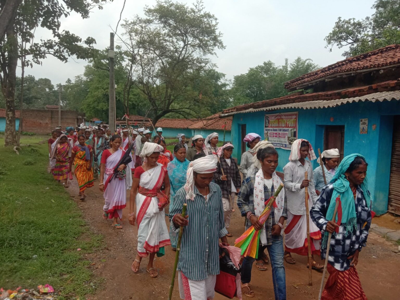 लोहरदगा में महिलाओं ने पुरुषों की वेशभूषा में लाठी डंडे के साथ किया जनी शिकार, जानें क्या है मान्यता